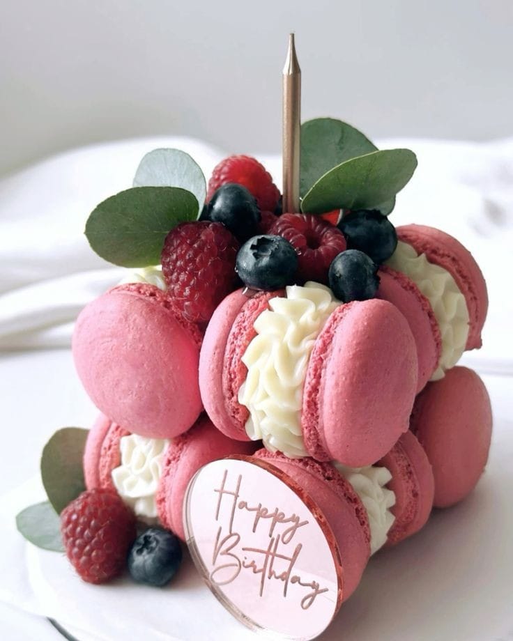 Tort macarons de căpșuni