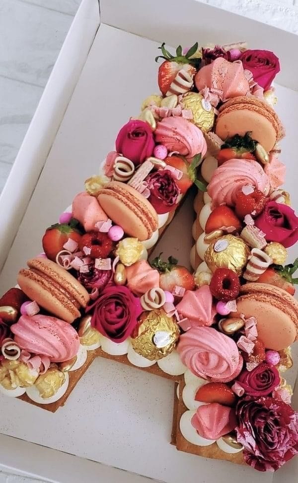 Tort cu blat pufos și macarons